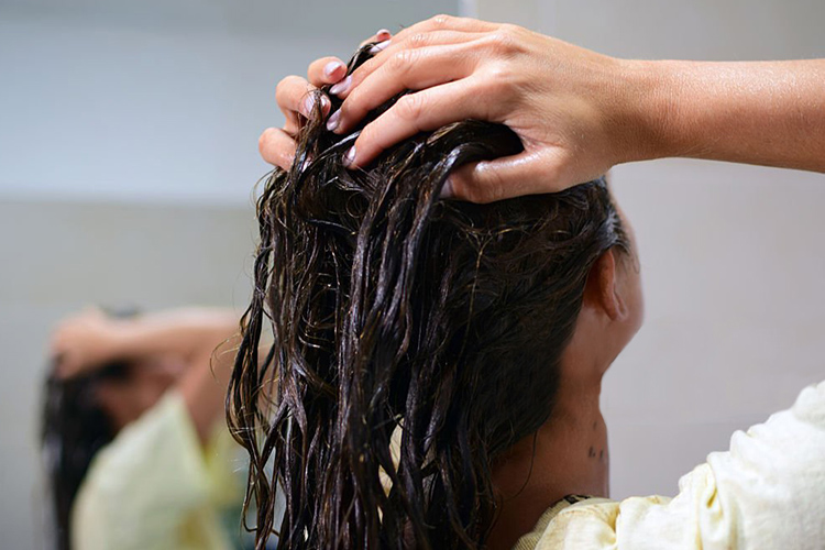 برای موهای چرب باید از دارای برچسب "Oil-free" و "Non-comedogenic" هستند، استفاده کنید.